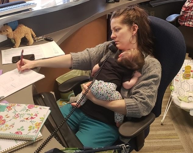 Çalışan anne ve ofise getirdiği yeni doğan bebeği
