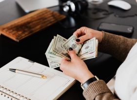Kendi Maaşından Kesip Çalışanlarına Dağıtan CEO