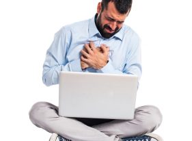 Uzun Süre Oturarak Çalışmak Kalp Krizi Sebebi