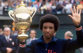 Şampiyonluk kupasıyla tenisçi Arthur Ashe