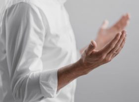 Cuma Namazına Gitti, İşten Çıkarıldı. Mahkeme Emsal Karar Verdi!