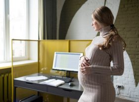 İşten Çıkarılan Hamile Öğretmen İçin Mahkeme Kararı