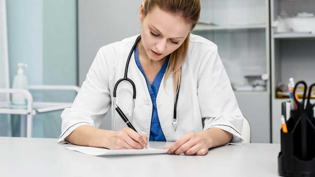 Çalışana sağlık raporu yazan doktor
