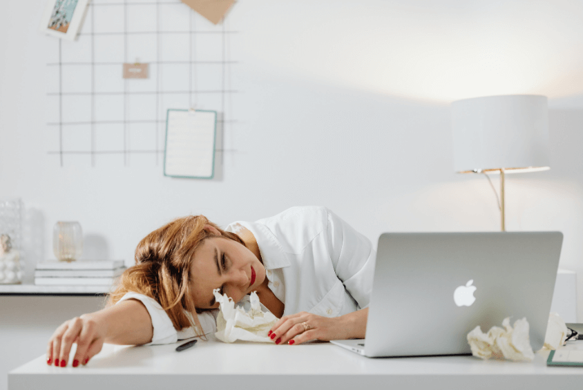 İşinden memnun olmadığı halde istifa etmeyen çalışan.