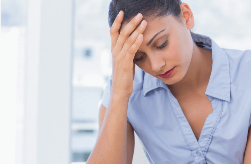 Mülakatta özel hayat sorularıyla karşılaşan beyaz yakalı kadın çalışan.