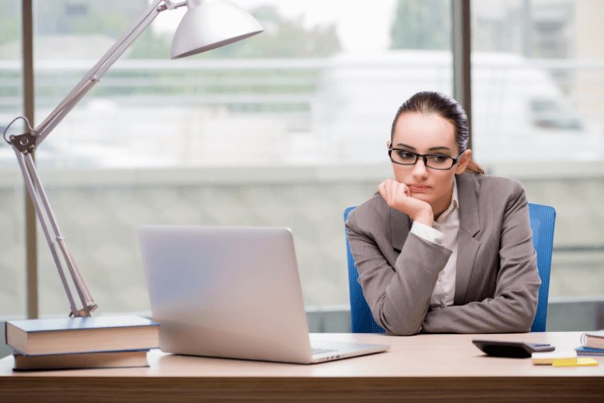 Kariyer hırsını kaybetmiş kadın çalışan.