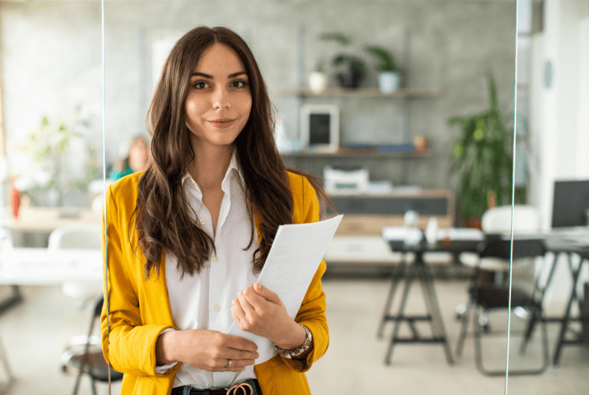 Satış departmanında çalışan kadın.