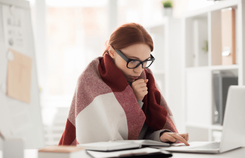 İş yerinde üşüyen çalışan