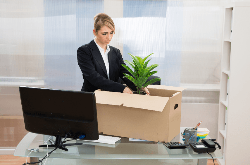 Ofise döndüğü için işten ayrılmak zorunda kalan kadın.